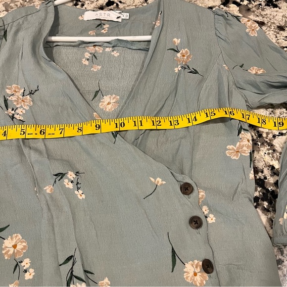 ASTR THE LABEL BUTTON WRAP FRONT FLORAL TOP in Sage Light Green Multi Fl… - Picture 9 of 14